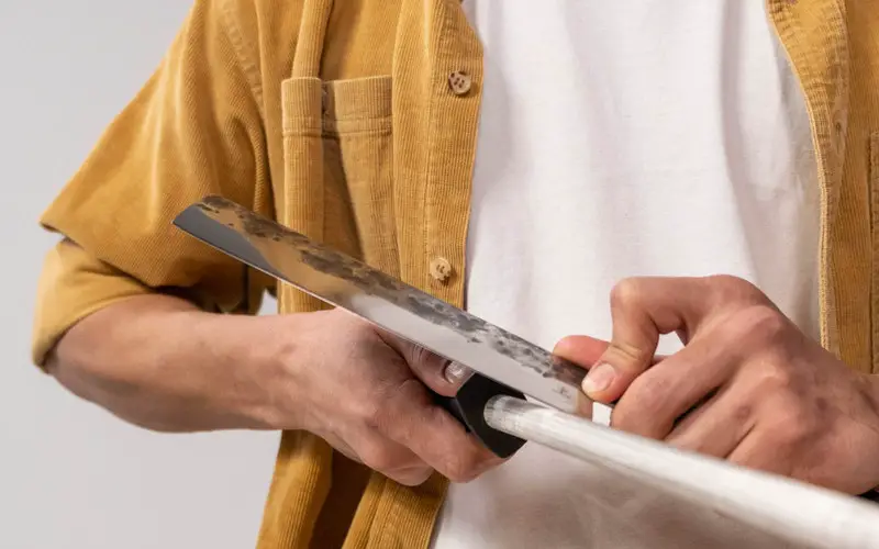sharpening a knife with a manual knife sharpener