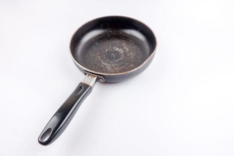 when to throw away a cast iron skillet (6 major factors)