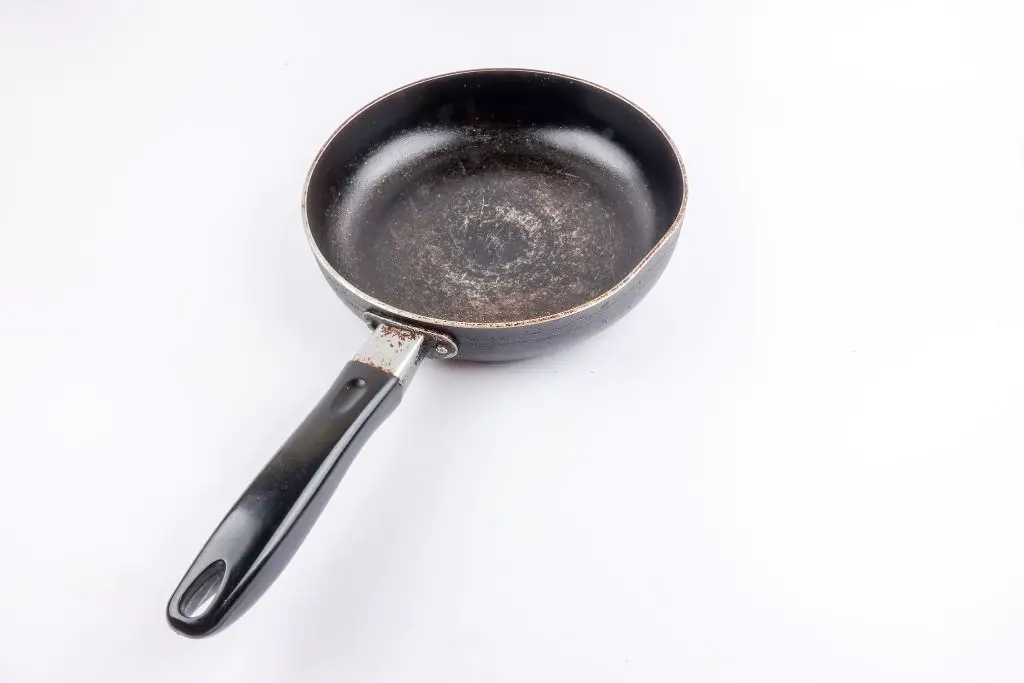 when to throw away a cast iron skillet (6 major factors)