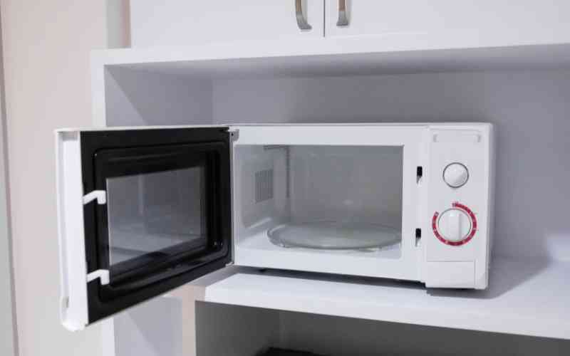 how to clean microwave door glass